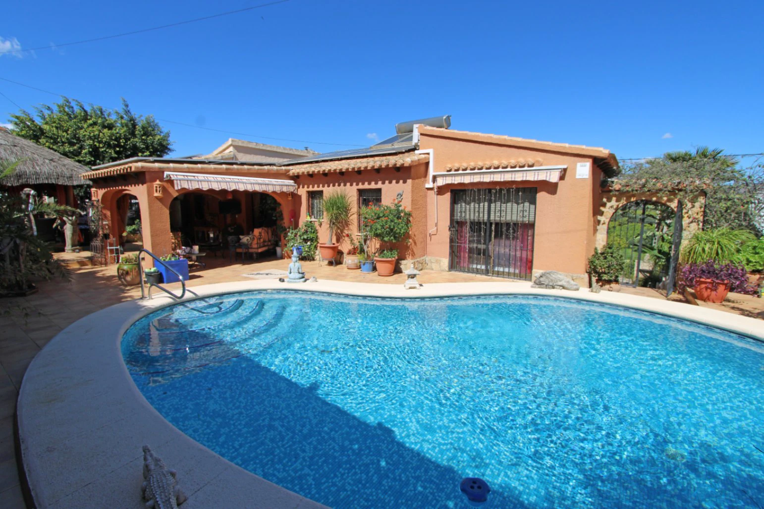 Villa avec piscine à vendre et vue fantastique sur la vallée d’Orba