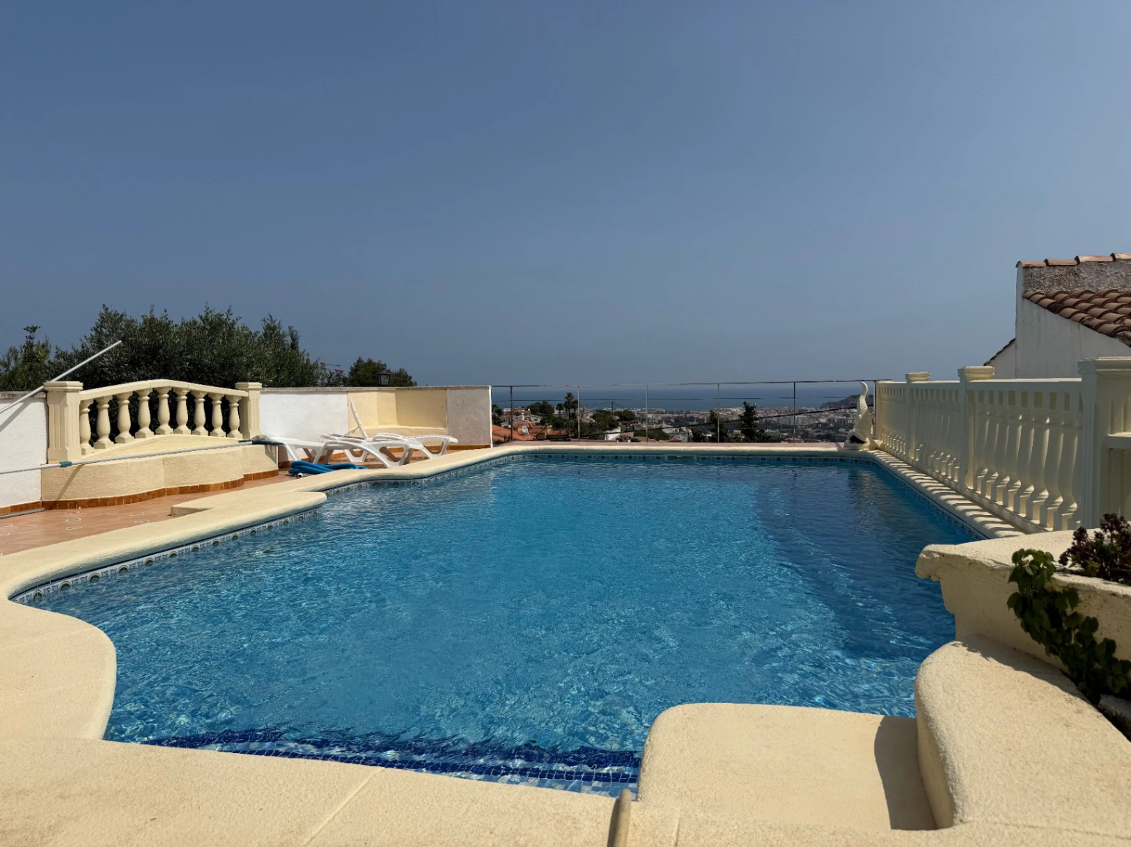 Charmante villa in de Montgó-regio met panoramisch uitzicht op de zee, het kasteel en de stad Dénia.