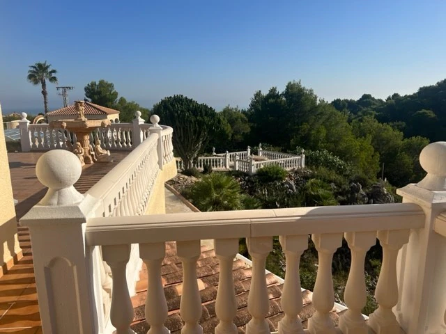 Luxurious villa with large plot for sale in Denia