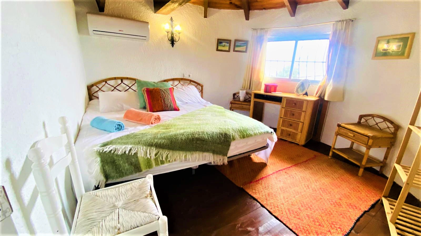 Charming villa in the Montgó area with panoramic views of the sea, the castle, and the city of Dénia.