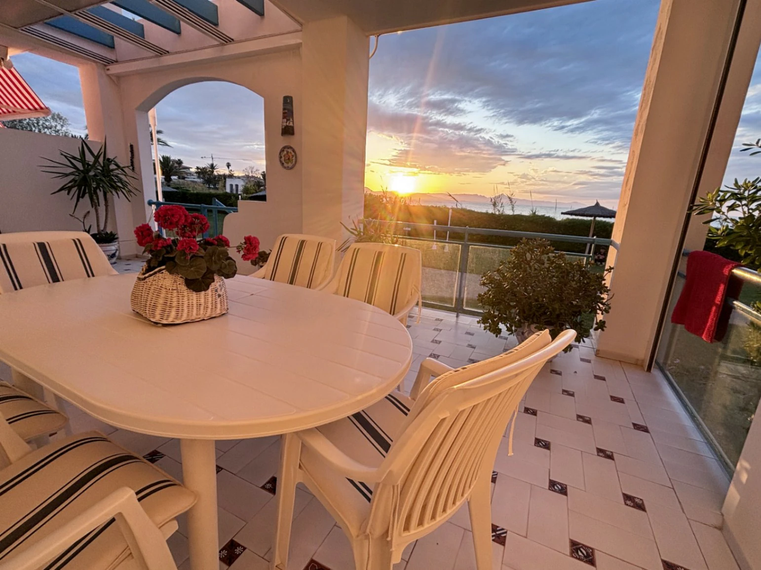 Apartamento en planta baja con vistas frontales al mar en Las Marinas