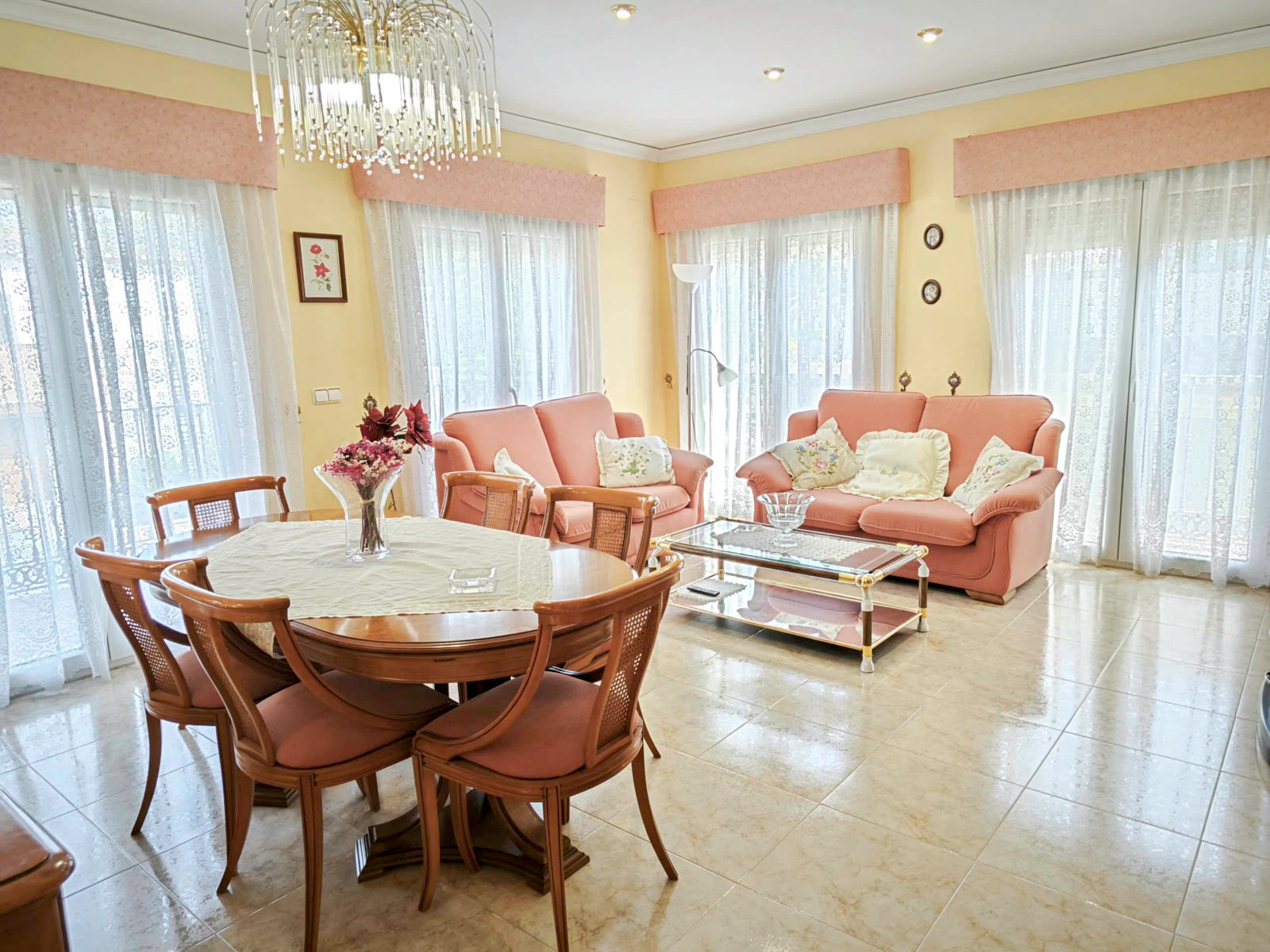 Villa de 270 m2 avec piscine à vendre à Pedreguer, quartier résidentiel à deux pas du centre