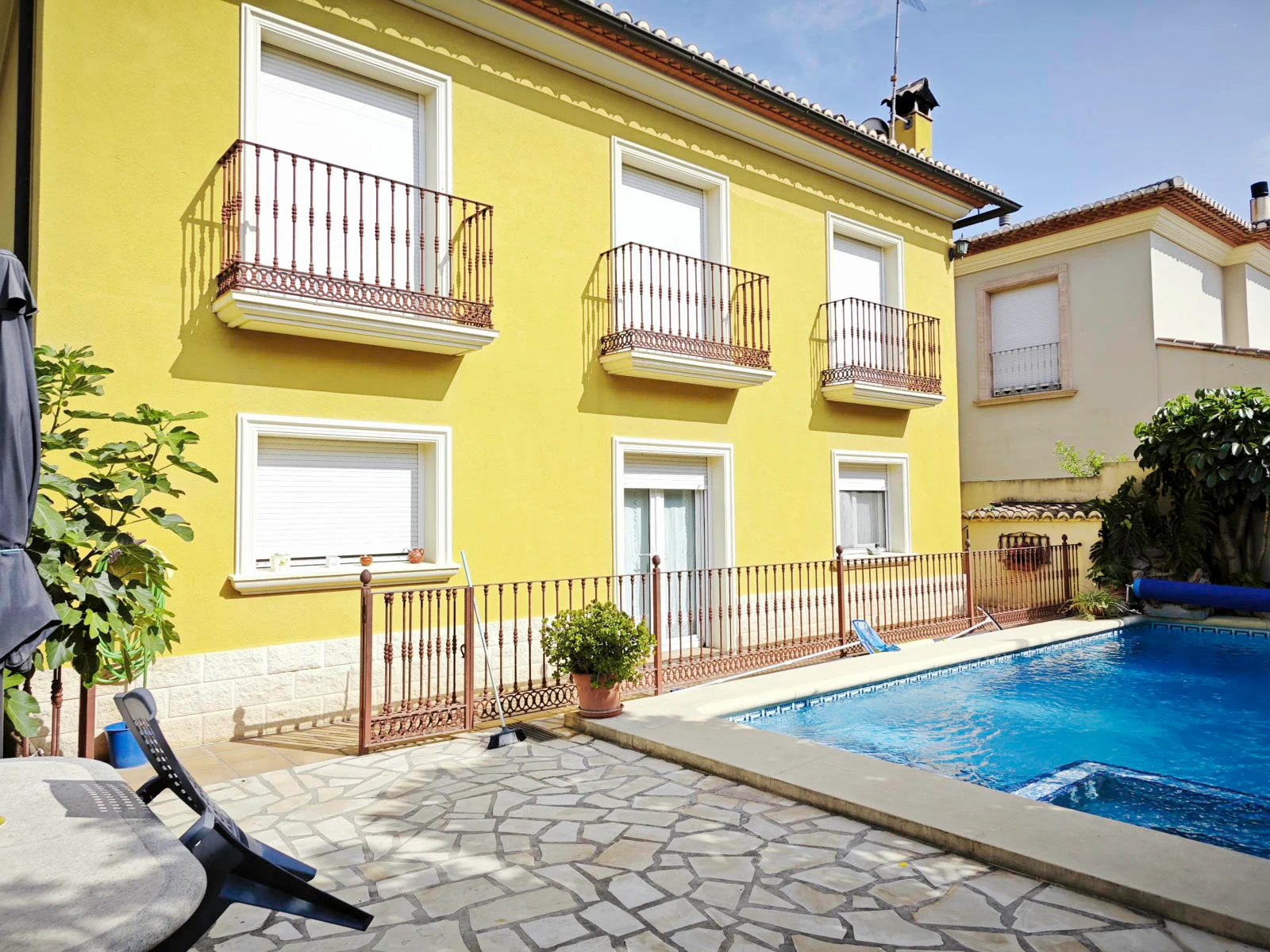 Villa de 270 m2 avec piscine à vendre à Pedreguer, quartier résidentiel à deux pas du centre