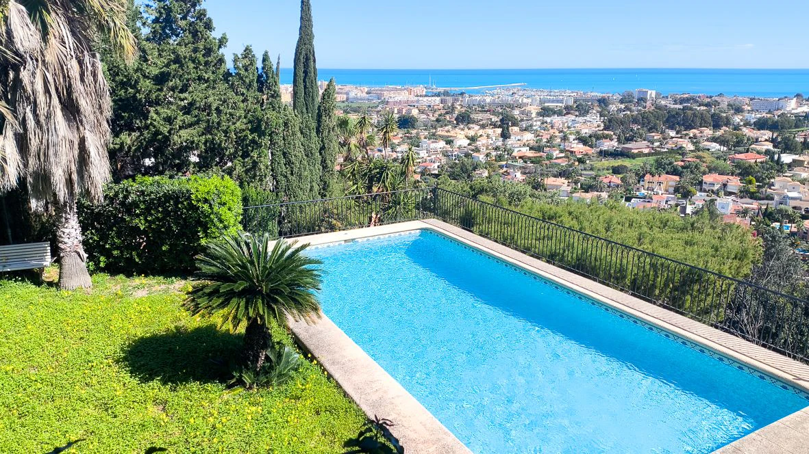 Stunning villa with sea views in Dénia.