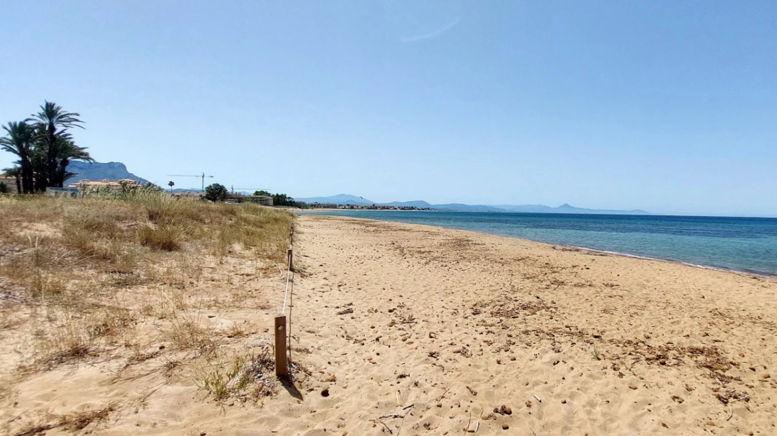Apartamento en planta baja con vistas frontales al mar en Las Marinas