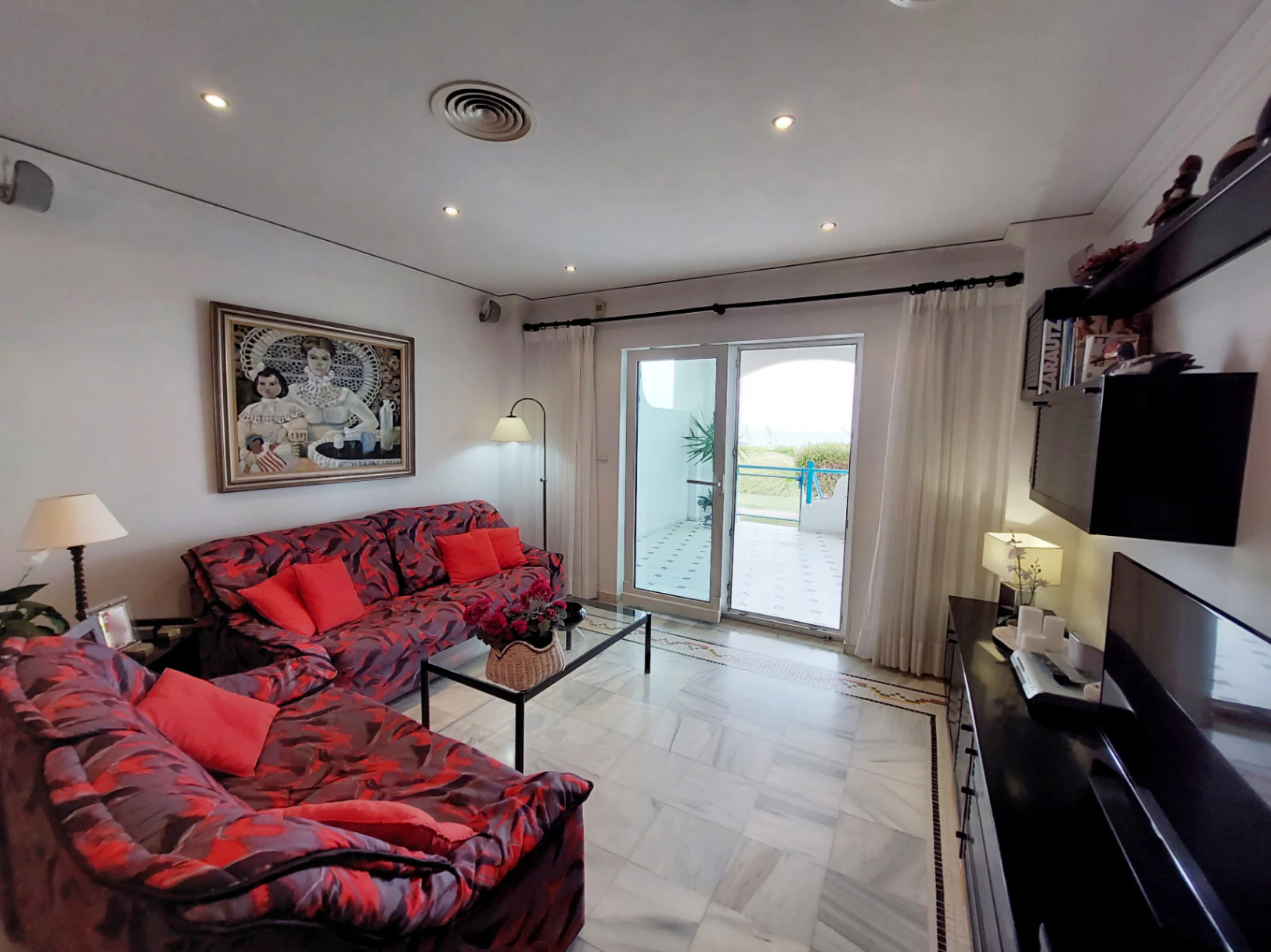 Apartamento en planta baja con vistas frontales al mar en Las Marinas