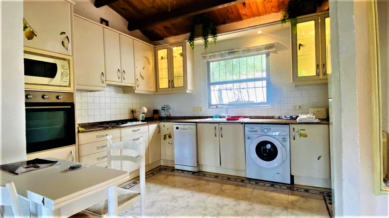 Charming villa in the Montgó area with panoramic views of the sea, the castle, and the city of Dénia.