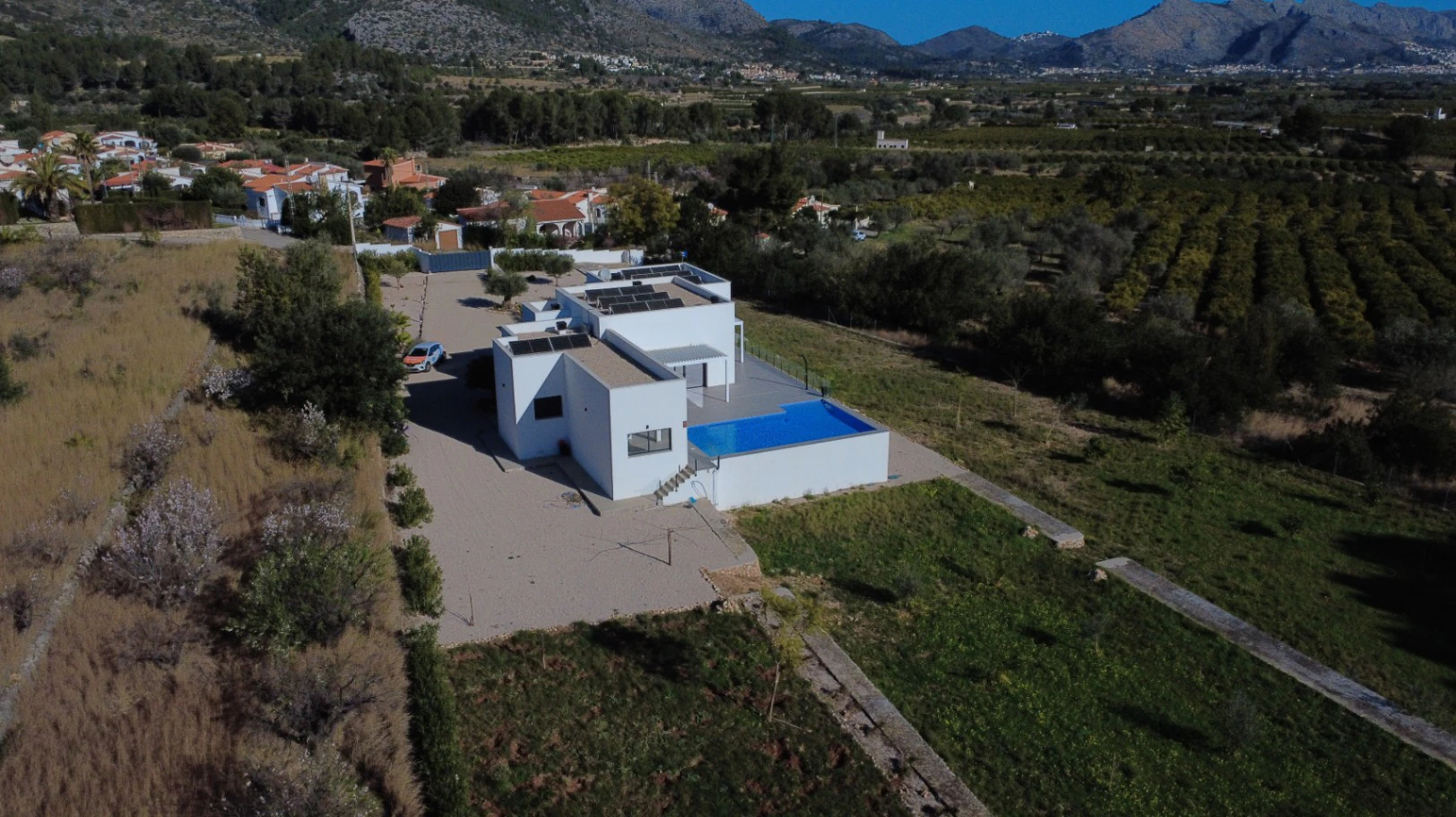 Villa moderna a la venta en Orba con vistas al mar