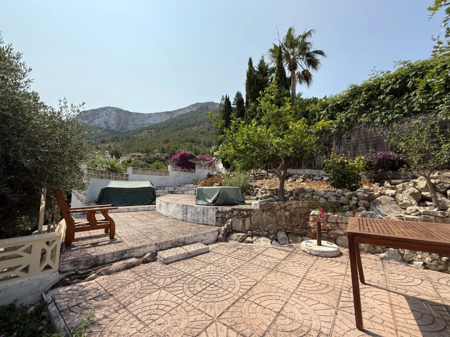 Charming villa in the Montgó area with panoramic views of the sea, the castle, and the city of Dénia.