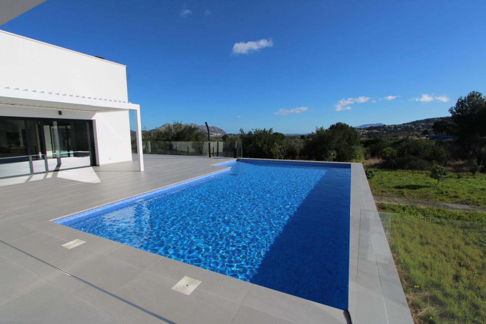 Villa moderna a la venta en Orba con vistas al mar