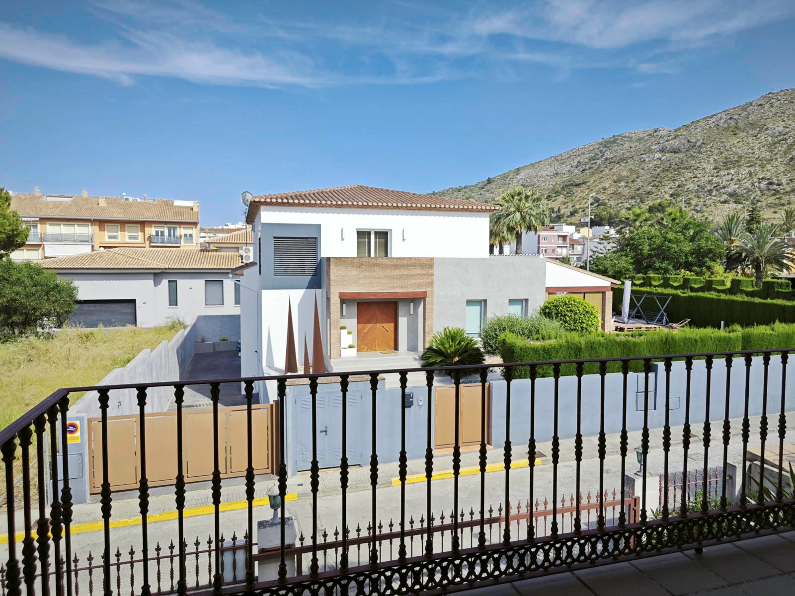 Villa de 270 m2 avec piscine à vendre à Pedreguer, quartier résidentiel à deux pas du centre