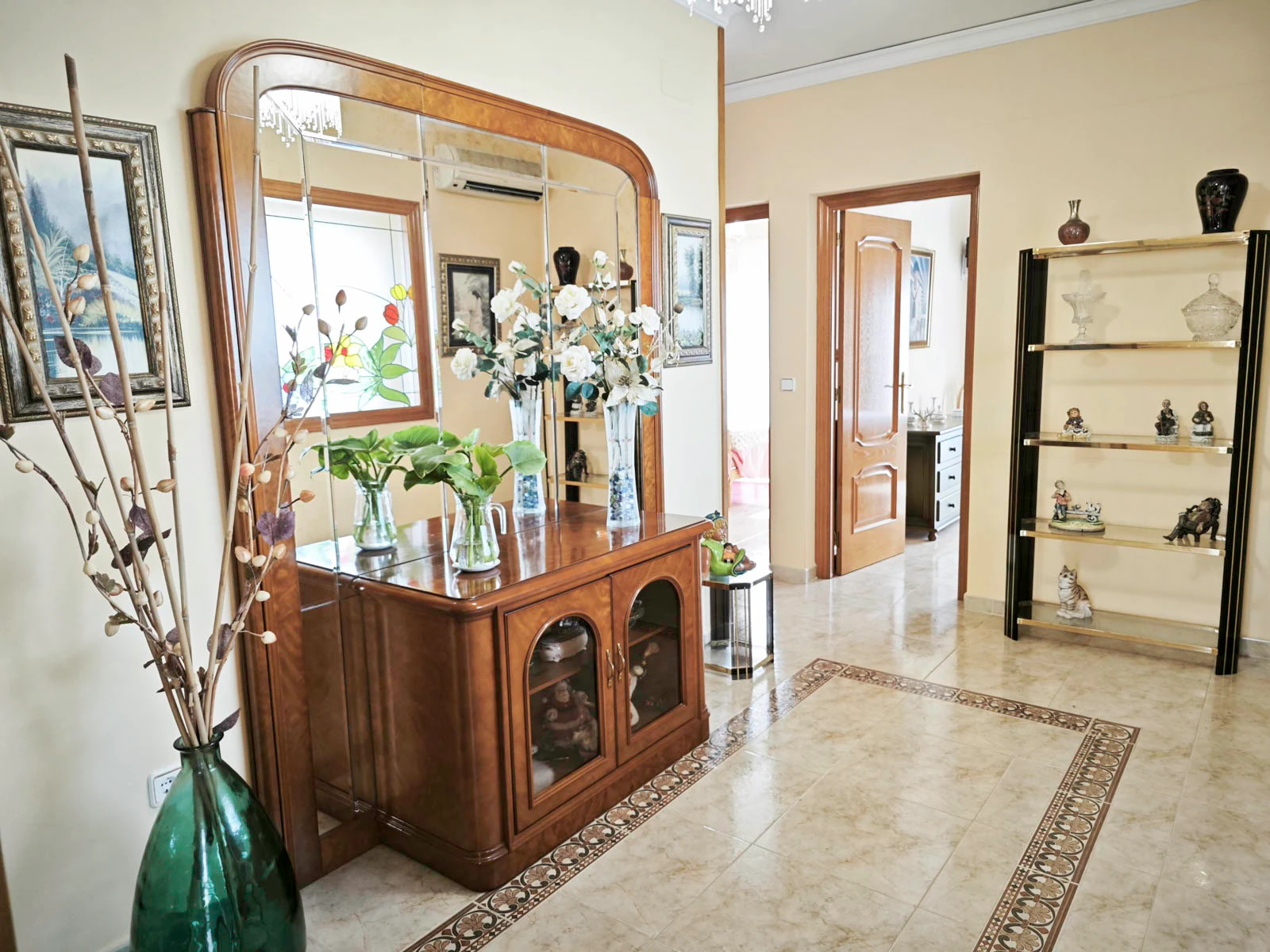 Villa de 270 m2 avec piscine à vendre à Pedreguer, quartier résidentiel à deux pas du centre
