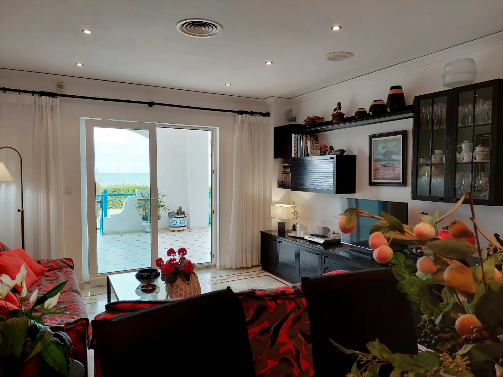 Apartamento en planta baja con vistas frontales al mar en Las Marinas