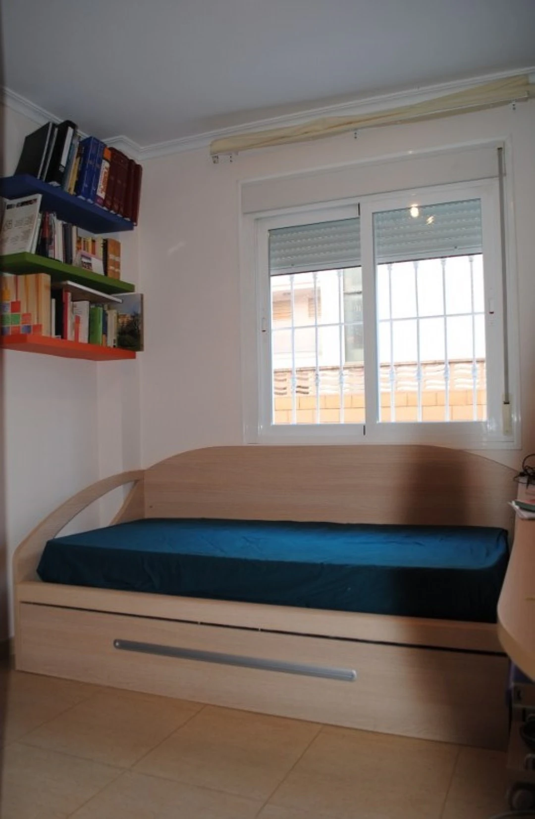 Apartment in Denia on the ground floor with 2 bedrooms and a private terrace for sale.