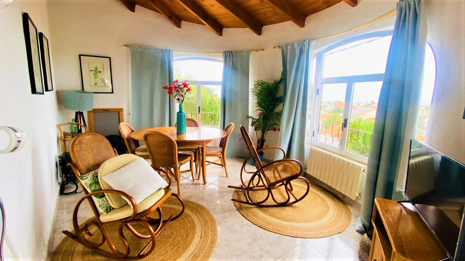 Charming villa in the Montgó area with panoramic views of the sea, the castle, and the city of Dénia.