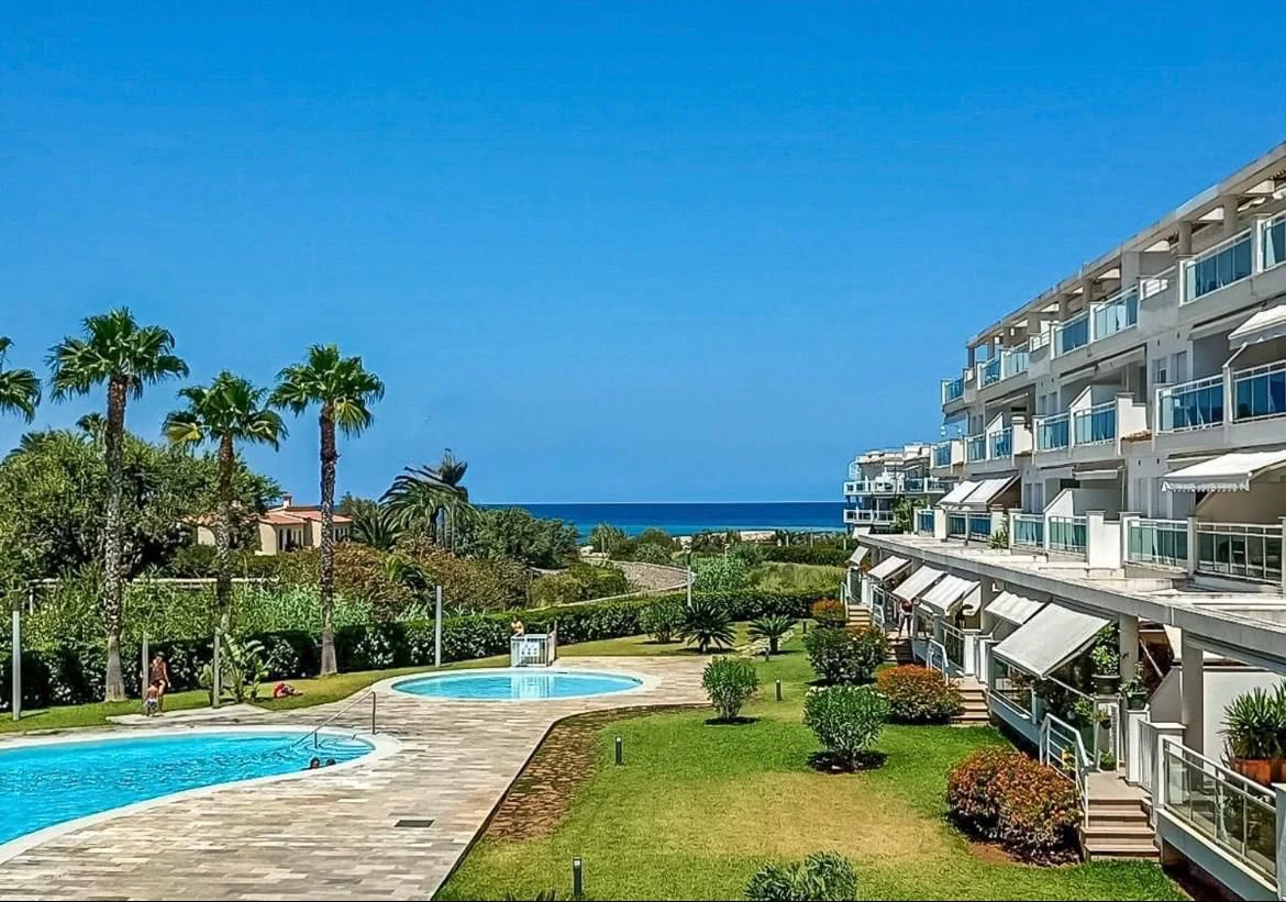 Apartamento PRIMERA LINEA PLAYA Denia con 3 dormitorios y piscina comunitaria