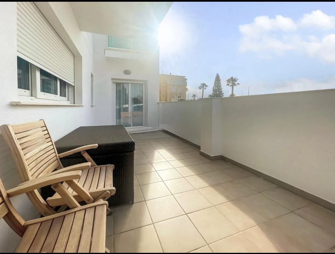 Apartamento PRIMERA LINEA PLAYA Denia con 3 dormitorios y piscina comunitaria