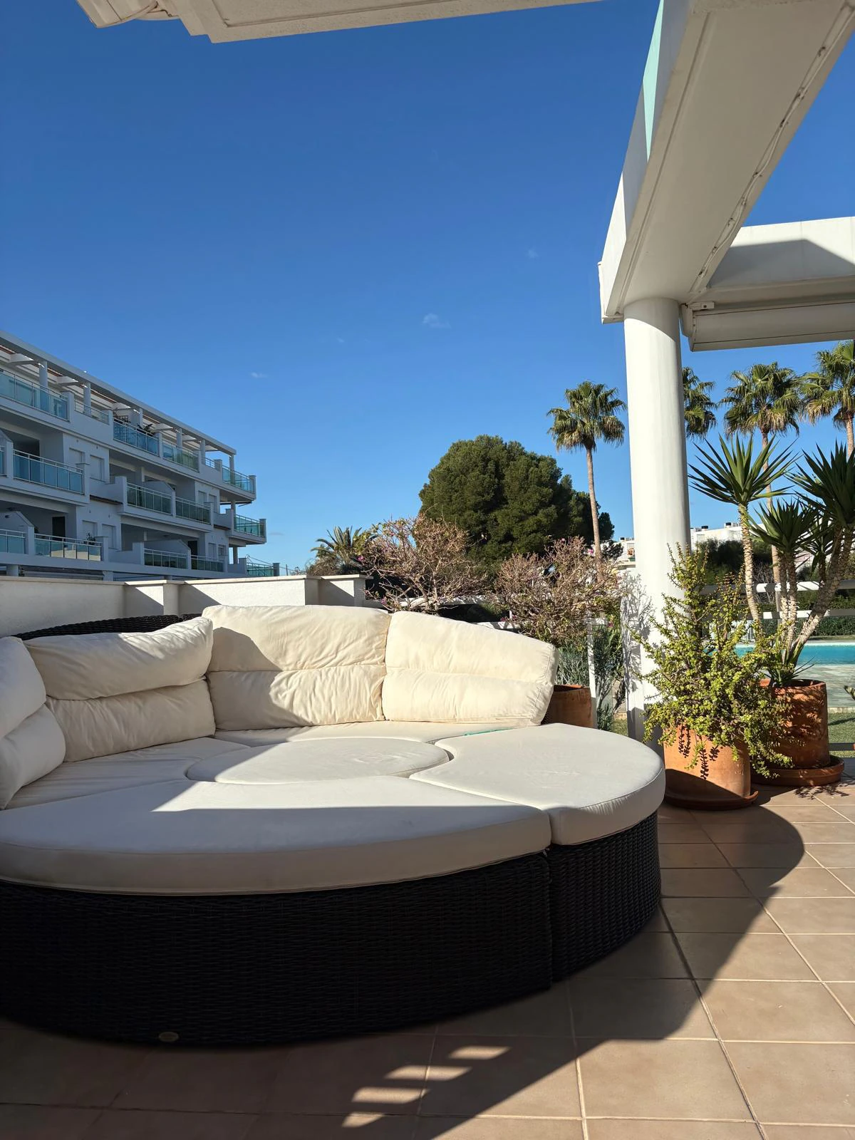 Apartamento PRIMERA LINEA PLAYA Denia con 3 dormitorios y piscina comunitaria