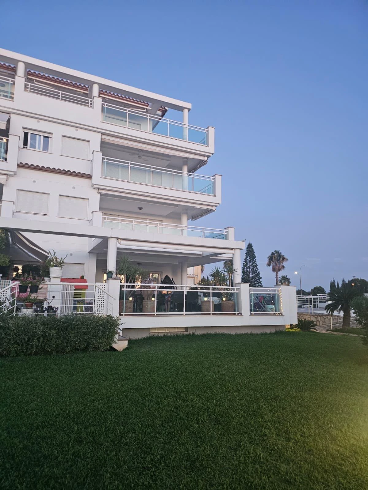 Apartamento PRIMERA LINEA PLAYA Denia con 3 dormitorios y piscina comunitaria