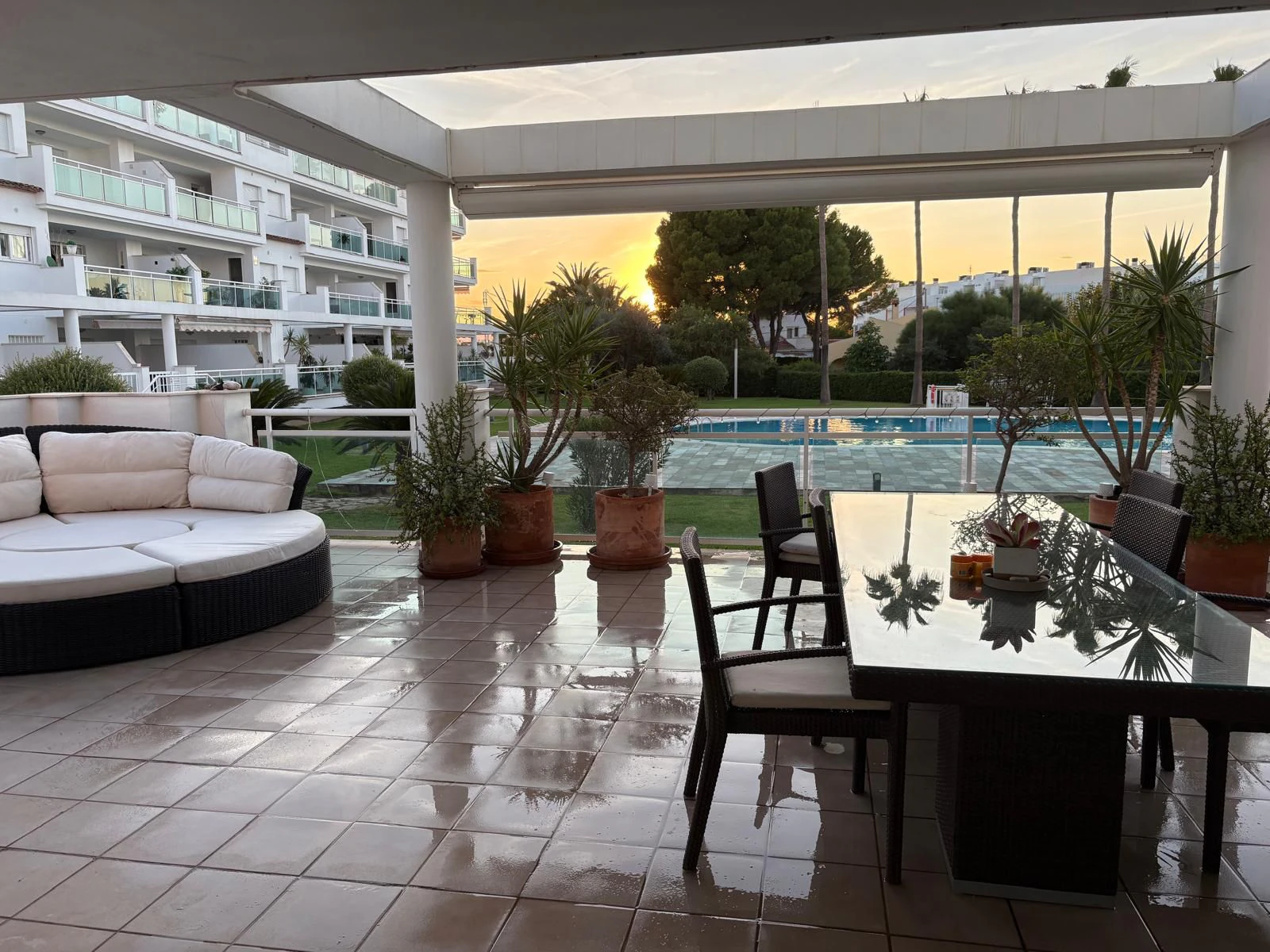 Apartamento PRIMERA LINEA PLAYA Denia con 3 dormitorios y piscina comunitaria