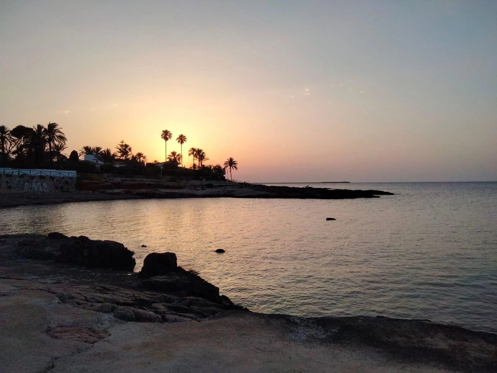 Apartamento PRIMERA LINEA PLAYA Denia con 3 dormitorios y piscina comunitaria