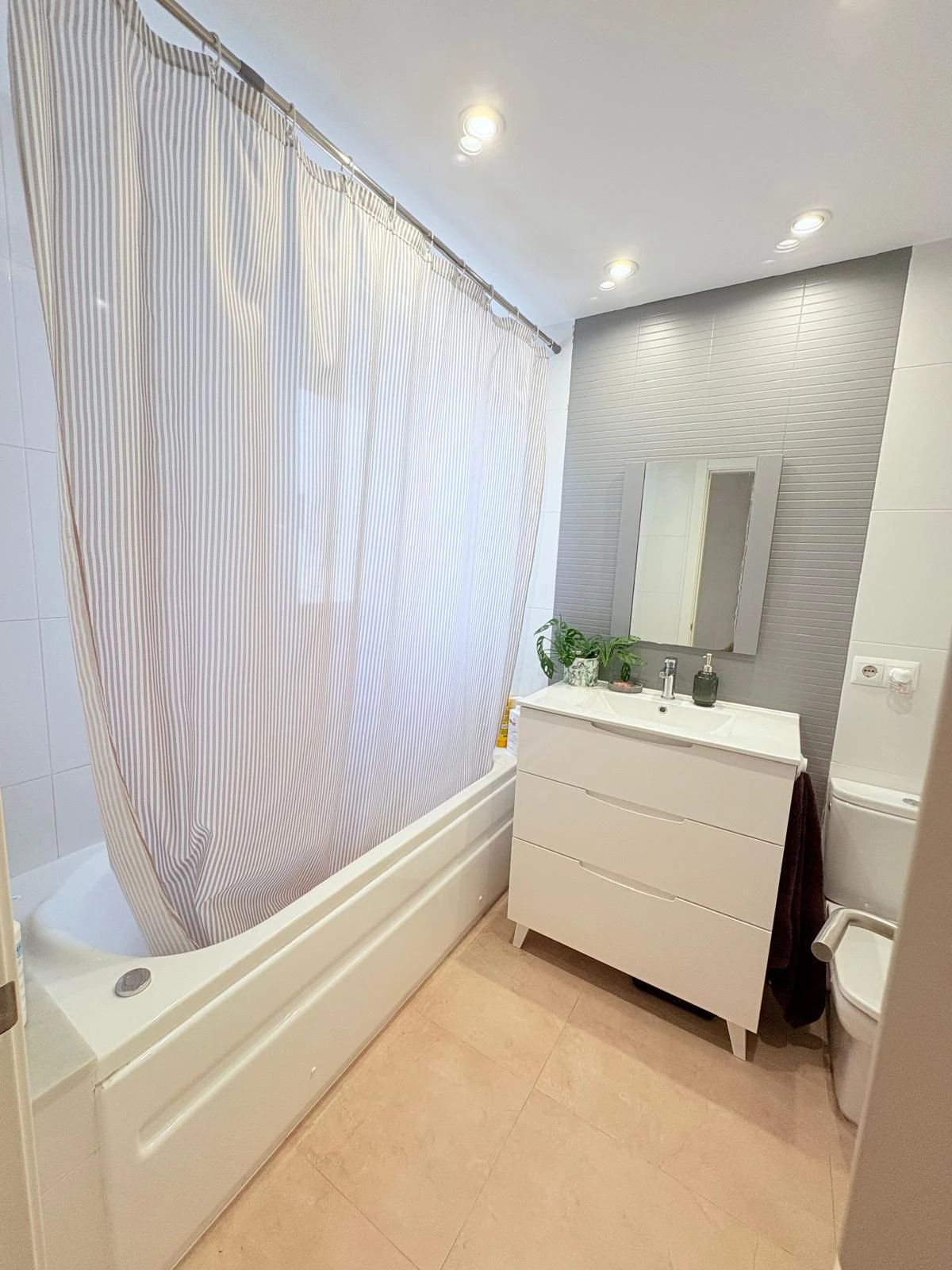 Apartamento PRIMERA LINEA PLAYA Denia con 3 dormitorios y piscina comunitaria