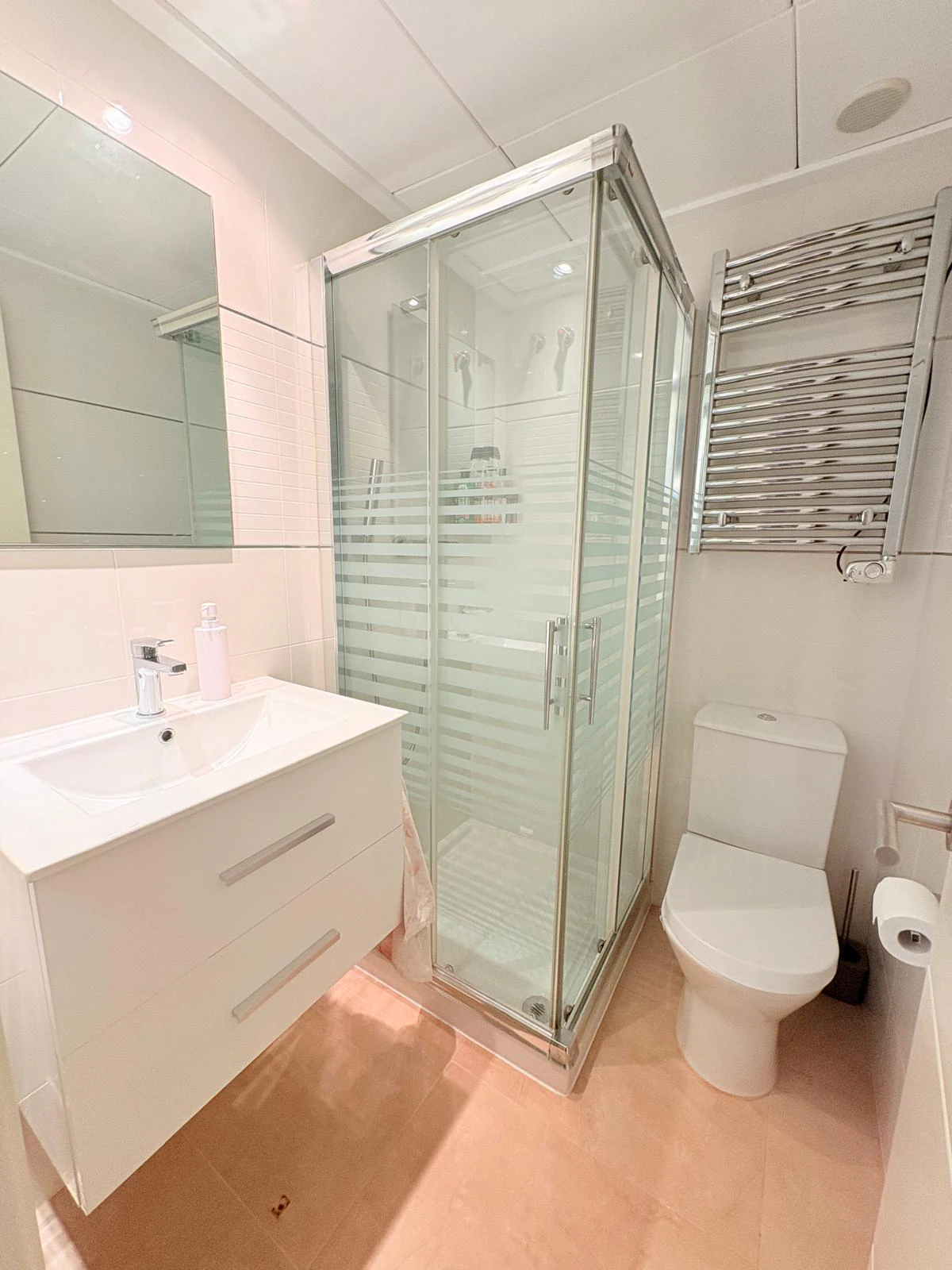 Apartamento PRIMERA LINEA PLAYA Denia con 3 dormitorios y piscina comunitaria