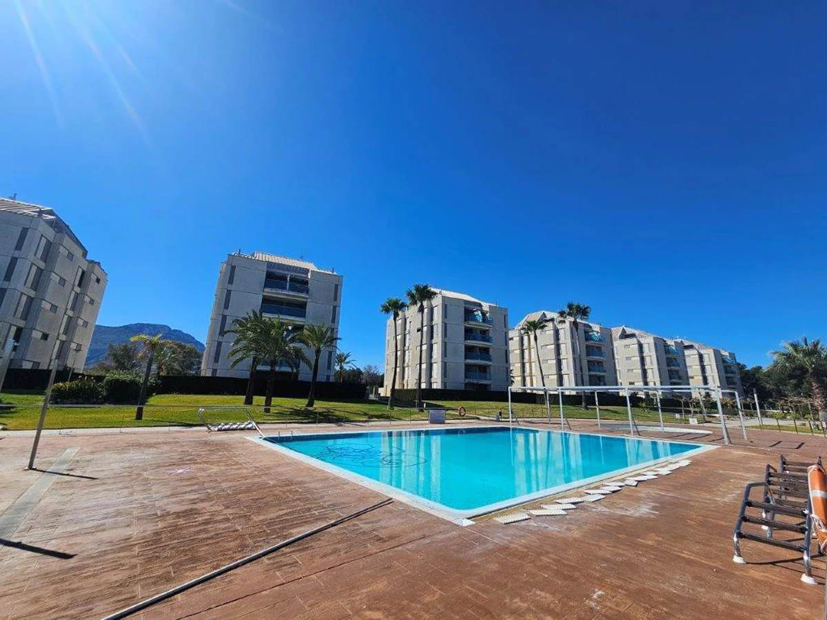 ACOGEDOR APARTAMENTO CON VISTAS AL MAR EN VERGEL PERO A 500 M DE LAS PLAYAS DE LAS MARINAS EN DÉNIA