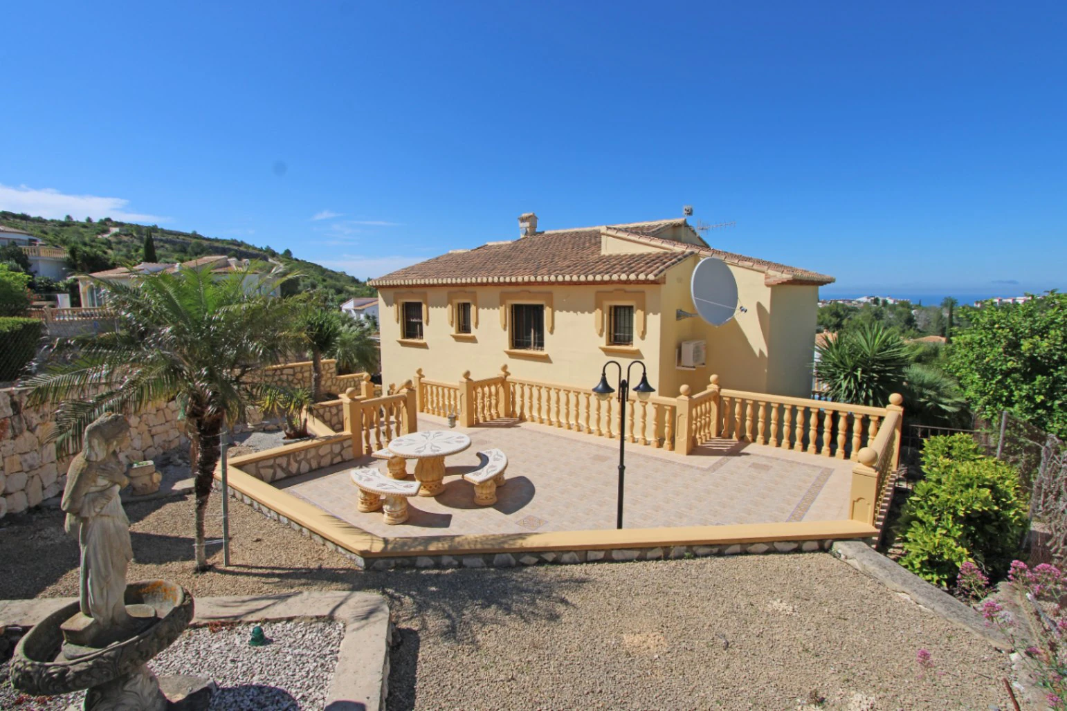 Chalet con piscina y 5 dormitorios en venta Rafol de Almunia