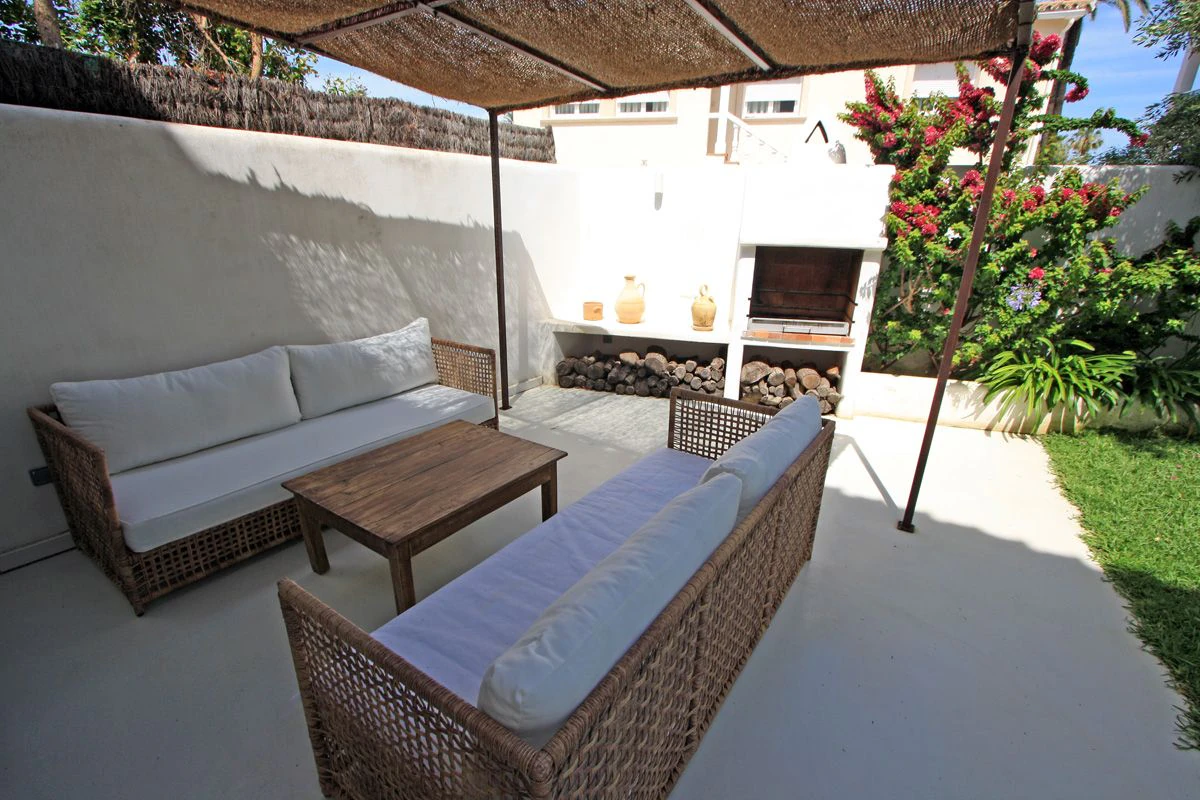 MAISON MITOYENNE IBICENCA AVEC PISCINE PRIVÉE À 250 M DE LA PLAGE ET À 1 KM DE DÉNIA