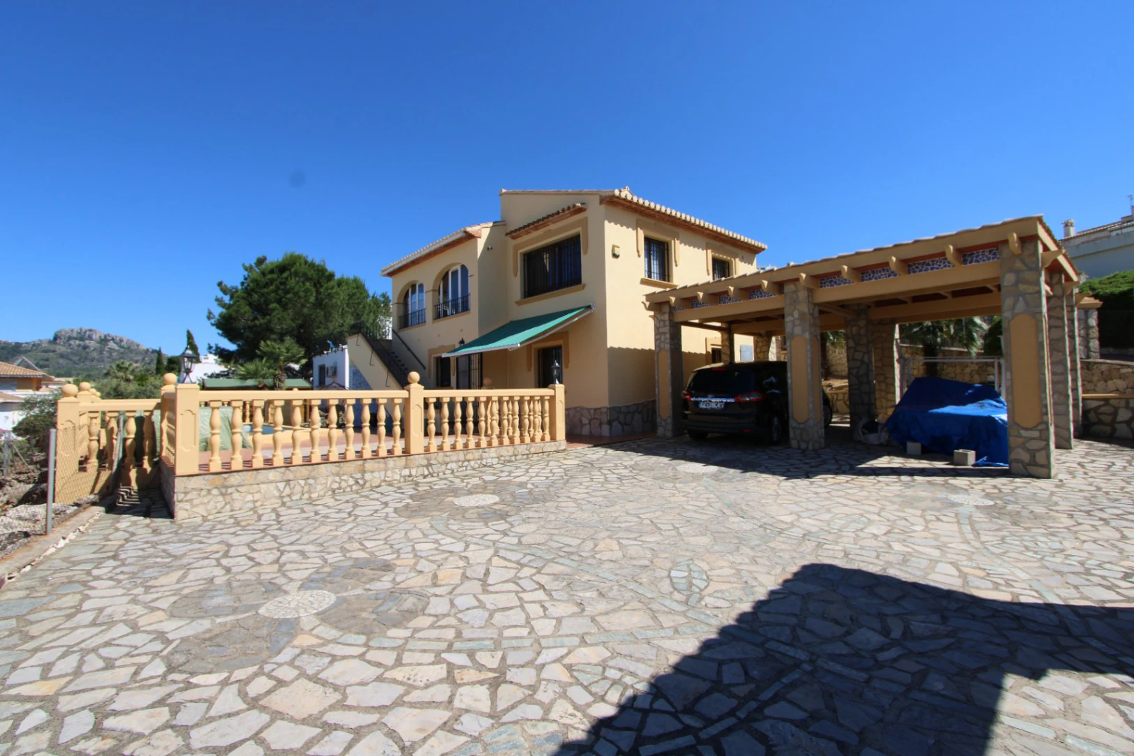 Chalet con piscina y 5 dormitorios en venta Rafol de Almunia
