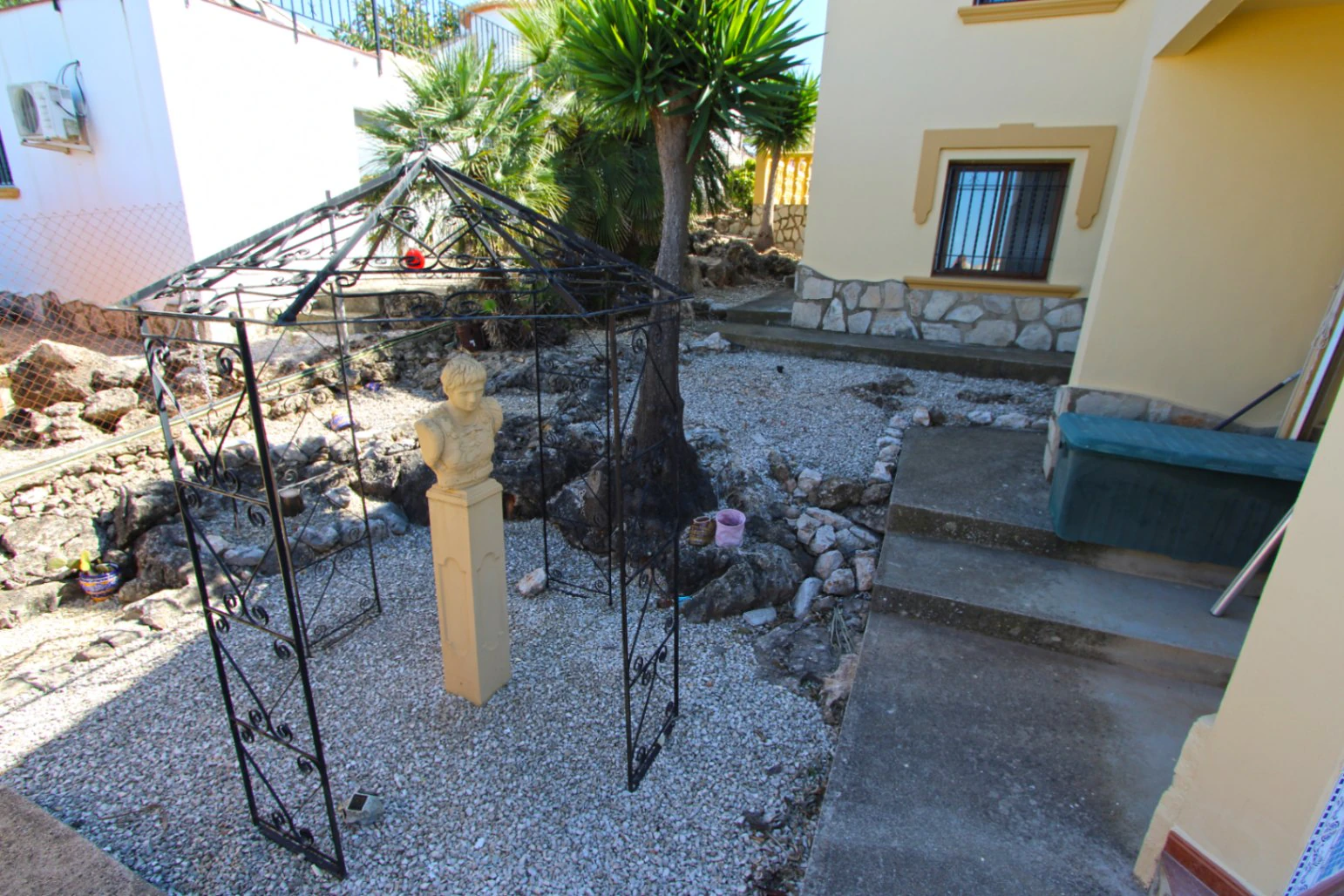 Chalet con piscina y 5 dormitorios en venta Rafol de Almunia