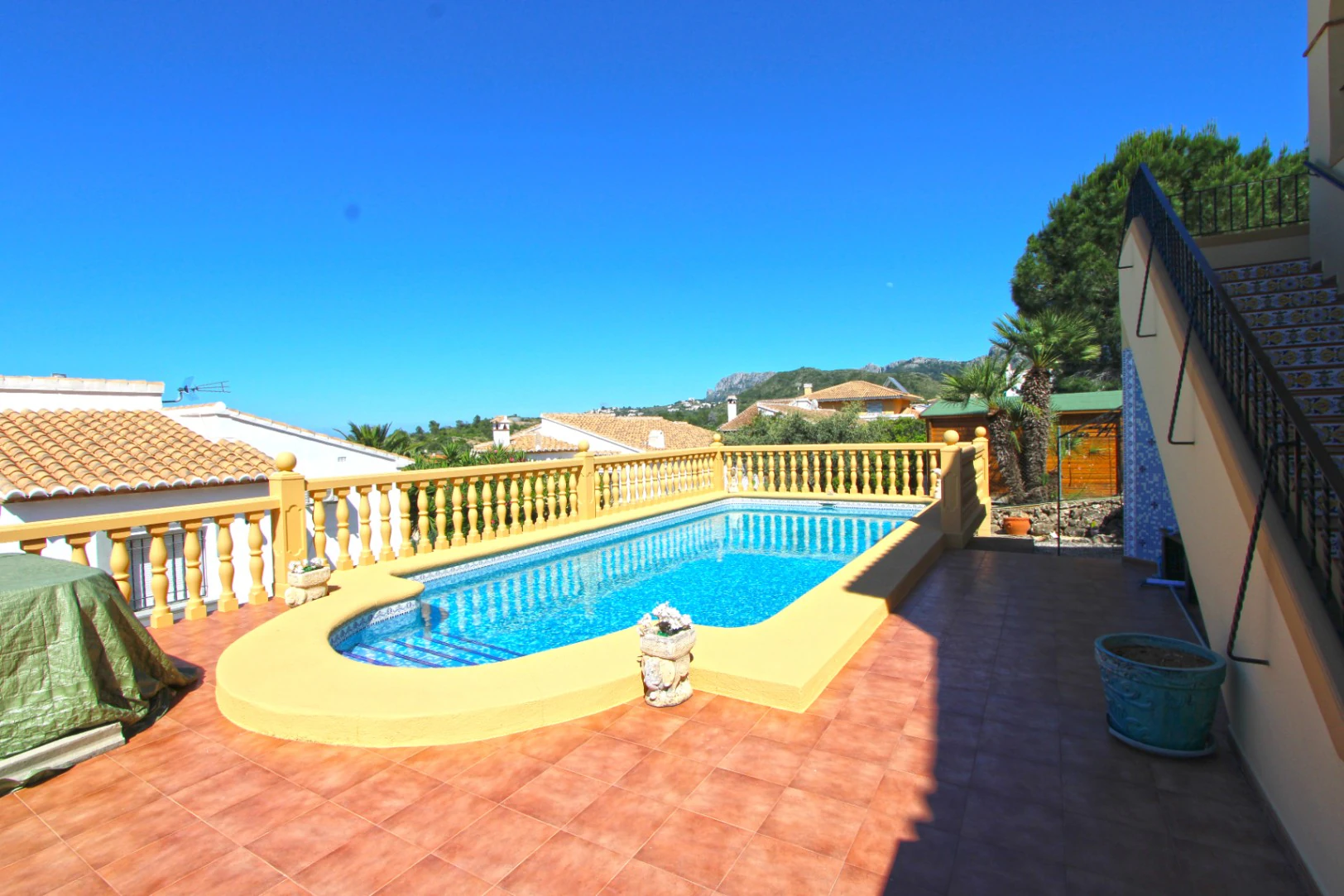 Chalet con piscina y 5 dormitorios en venta Rafol de Almunia