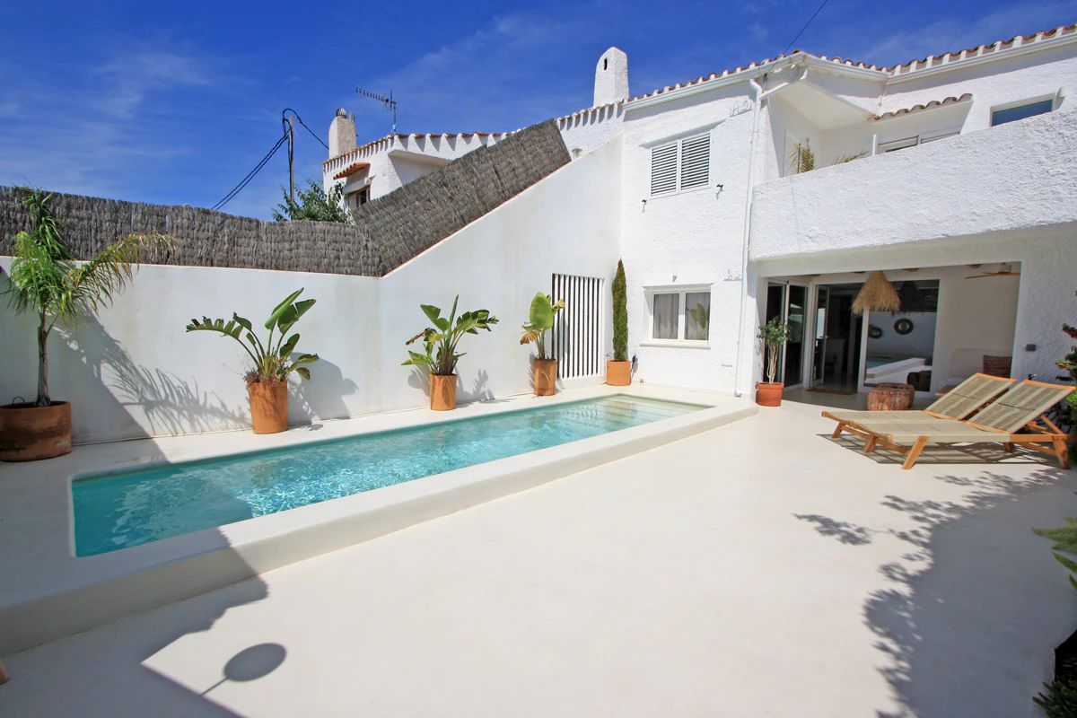 MAISON MITOYENNE IBICENCA AVEC PISCINE PRIVÉE À 250 M DE LA PLAGE ET À 1 KM DE DÉNIA