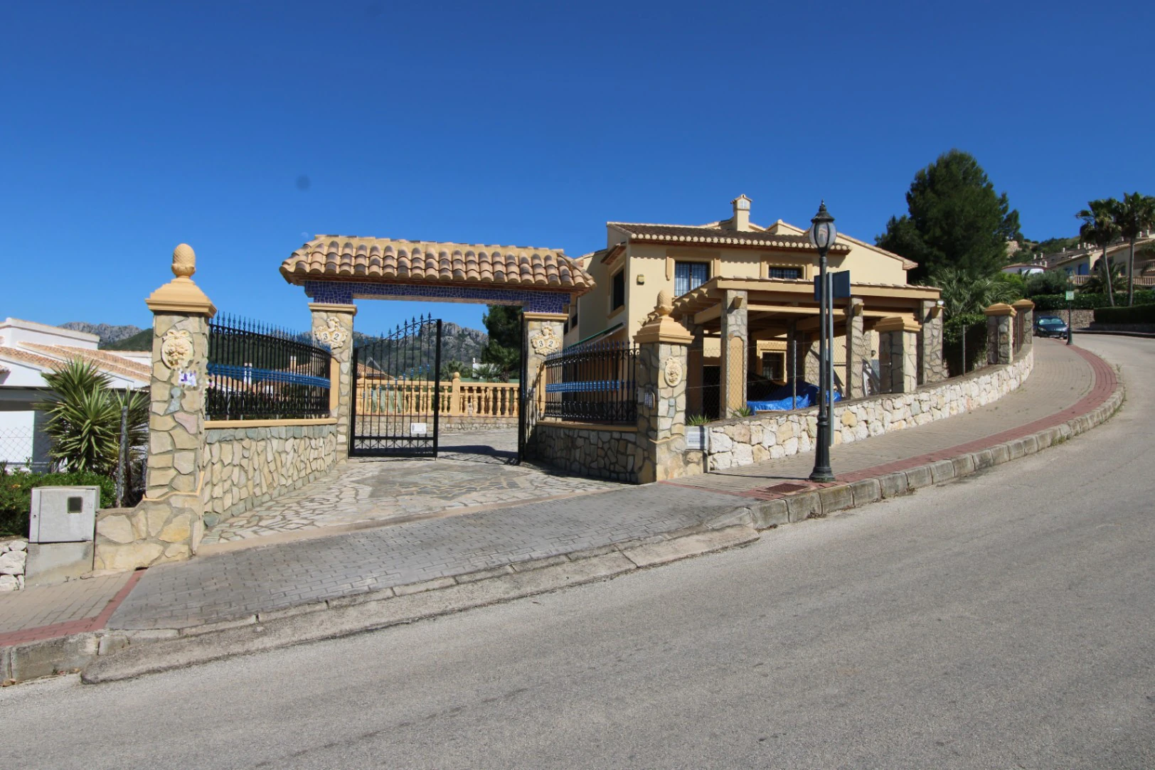 Chalet con piscina y 5 dormitorios en venta Rafol de Almunia