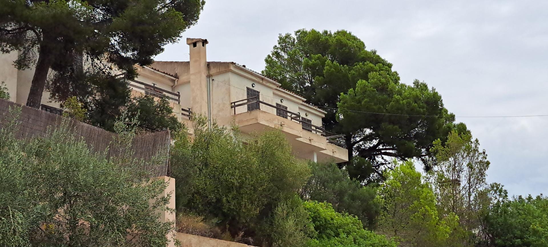 Chalet de 1988 que necesita una renovación completa o es apta para un nuevo proyecto de construcción