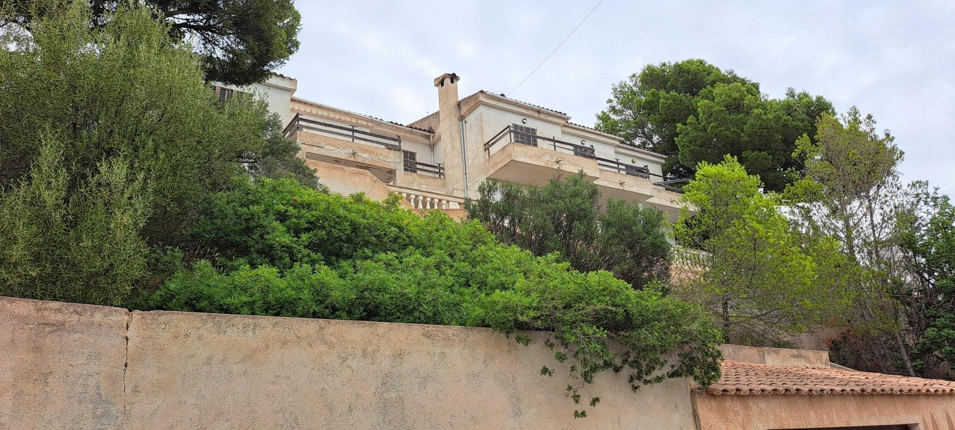Chalet de 1988 que necesita una renovación completa o es apta para un nuevo proyecto de construcción