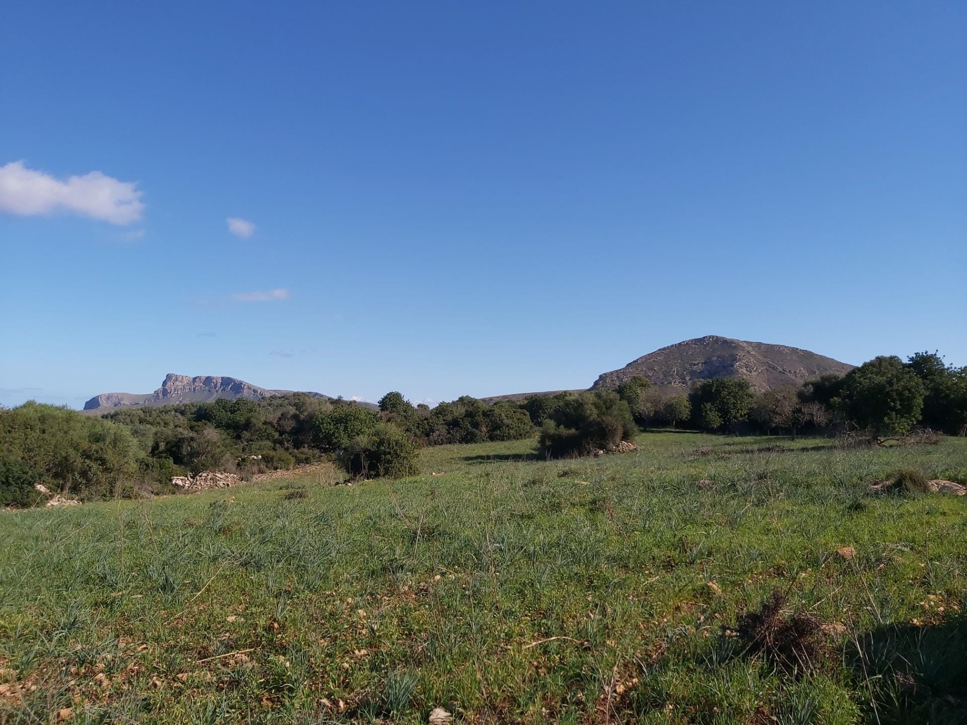 Proyecto rustico en ubicación única con vistas increíbles al mar y montaña.