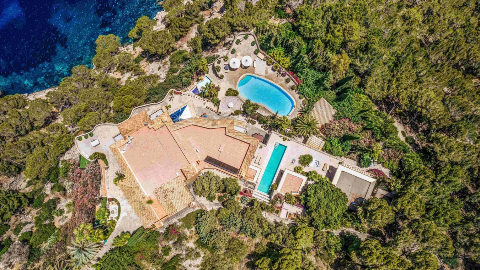 Villa de lujo en venta: 7 habitaciones, 2 piscinas, parcela de 22.000 m²