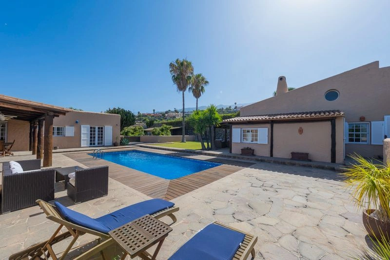 FINCA con Chalet, Casa de Invitaos, Piscina y Jardines