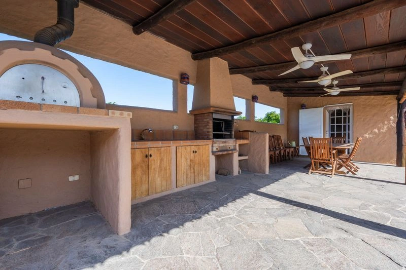 FINCA con Chalet, Casa de Invitaos, Piscina y Jardines