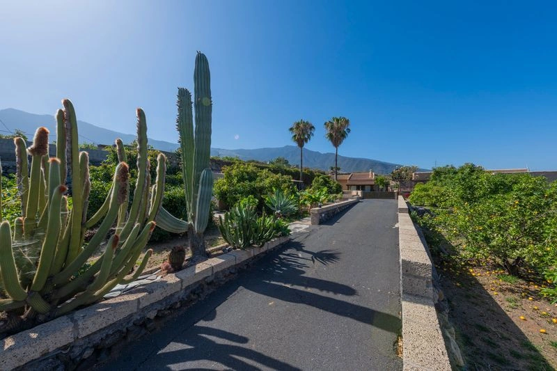 FINCA con Chalet, Casa de Invitaos, Piscina y Jardines