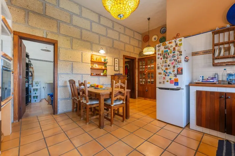 FINCA con Chalet, Casa de Invitaos, Piscina y Jardines