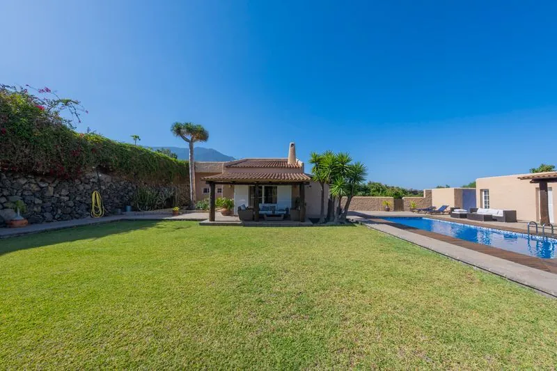 FINCA con Chalet, Casa de Invitaos, Piscina y Jardines