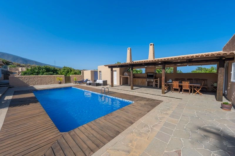 FINCA con Chalet, Casa de Invitaos, Piscina y Jardines