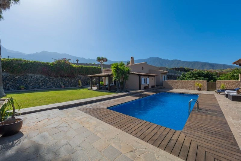 FINCA con Chalet, Casa de Invitaos, Piscina y Jardines