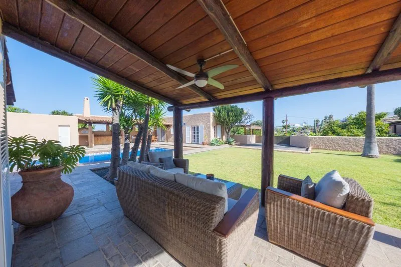 FINCA con Chalet, Casa de Invitaos, Piscina y Jardines