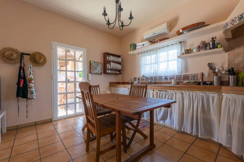 FINCA con Chalet, Casa de Invitaos, Piscina y Jardines