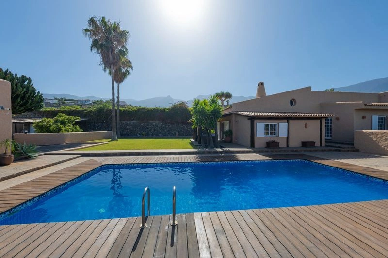 FINCA con Chalet, Casa de Invitaos, Piscina y Jardines