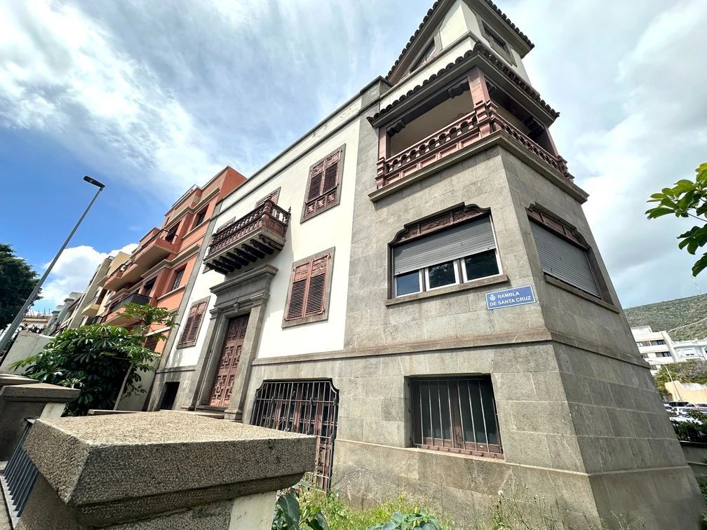 EDIFICIO EMBLEMÁTICO junto a la Rambla – Oportunidad Estratégica en Santa Cruz.